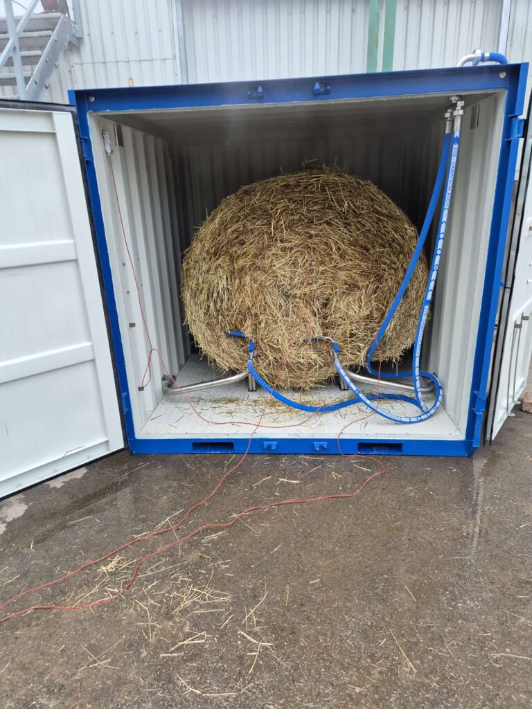 Heubedampfer auf der Reitanlage am Rittergut in Hoppensen